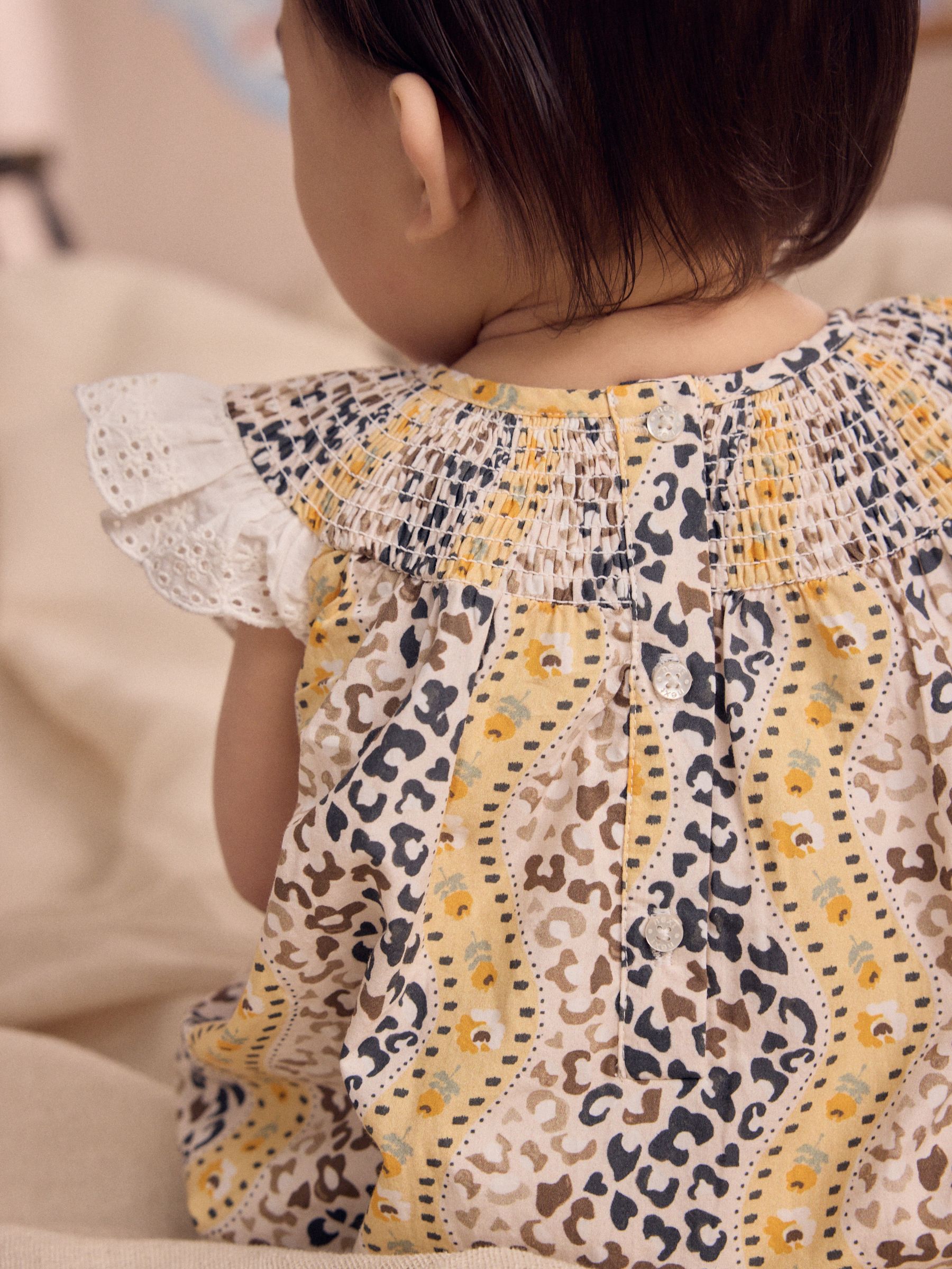 Bruin met patroon - Cath Kidston 100% katoenen babyrompertje met print en broderie