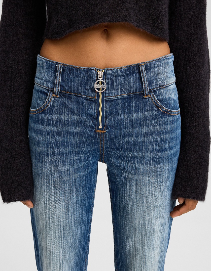 calça jeans flare de cintura baixa