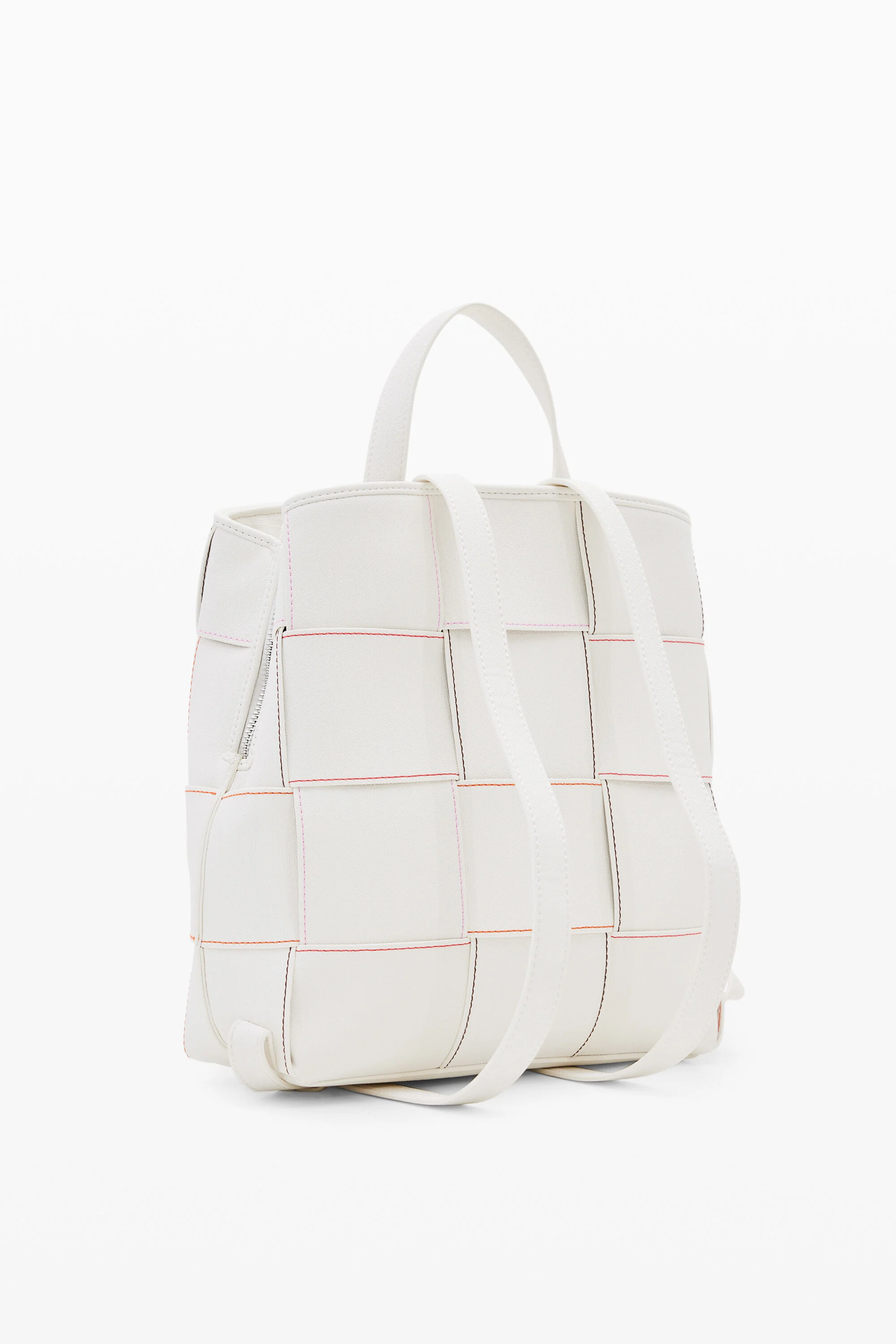 Mochila trançada em formato de S com costura.