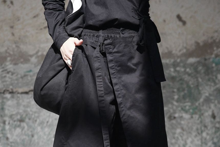 SIMPLE BLACK - Asymmetrische broek met wijde pijpen