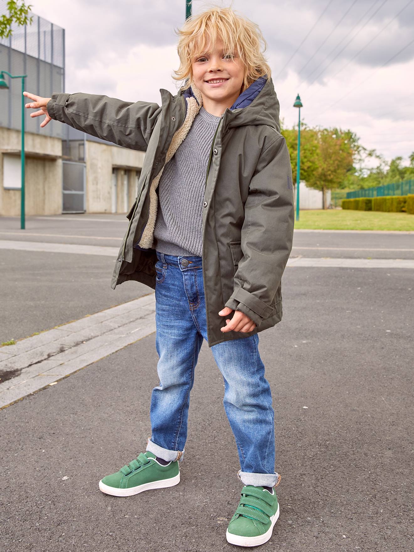 Calça jeans folgada e de cintura baixa para meninos, em denim cinza.