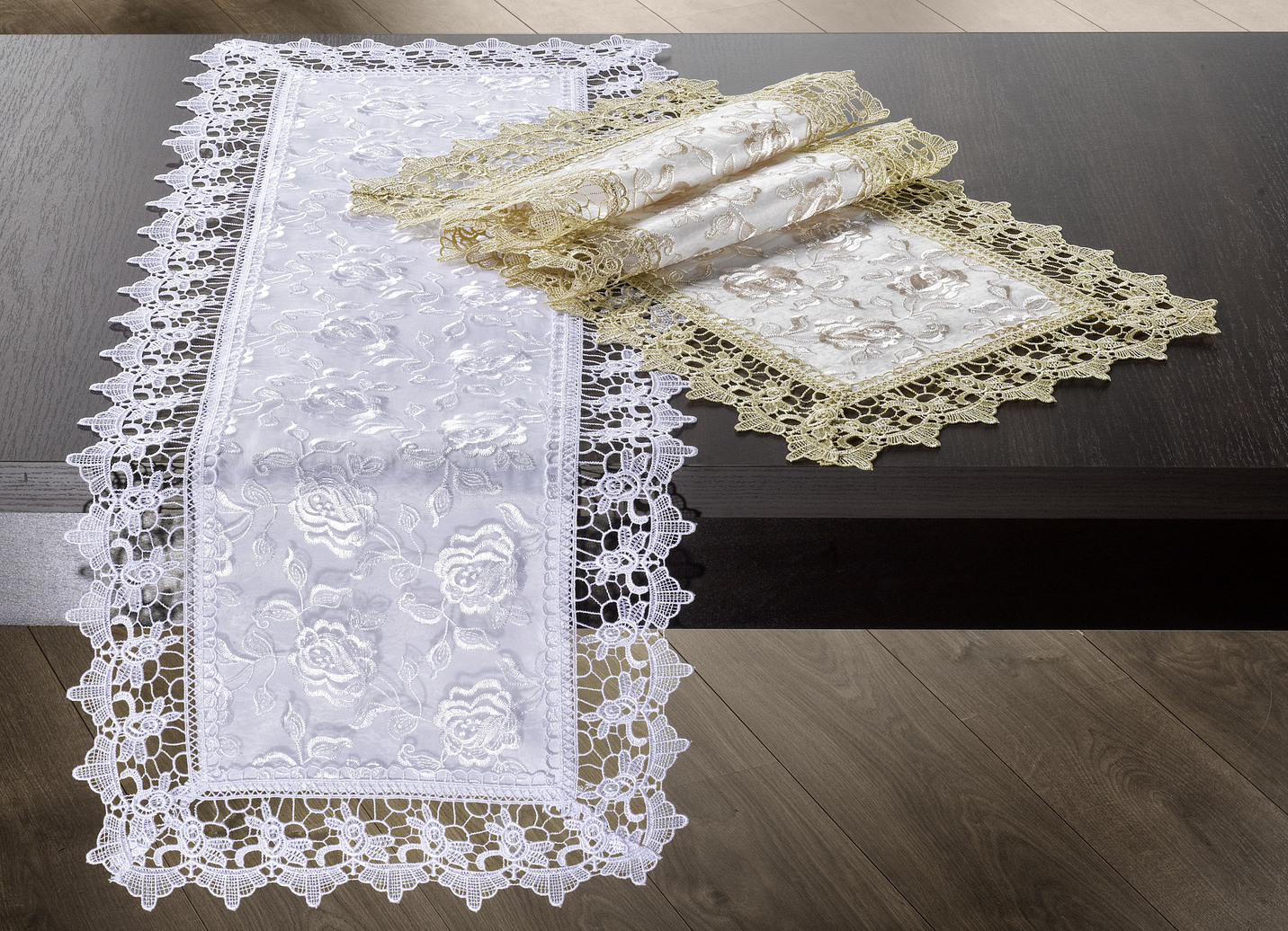 Tisch- und Raumdekoration mit Macramé-Spitzenbordüre