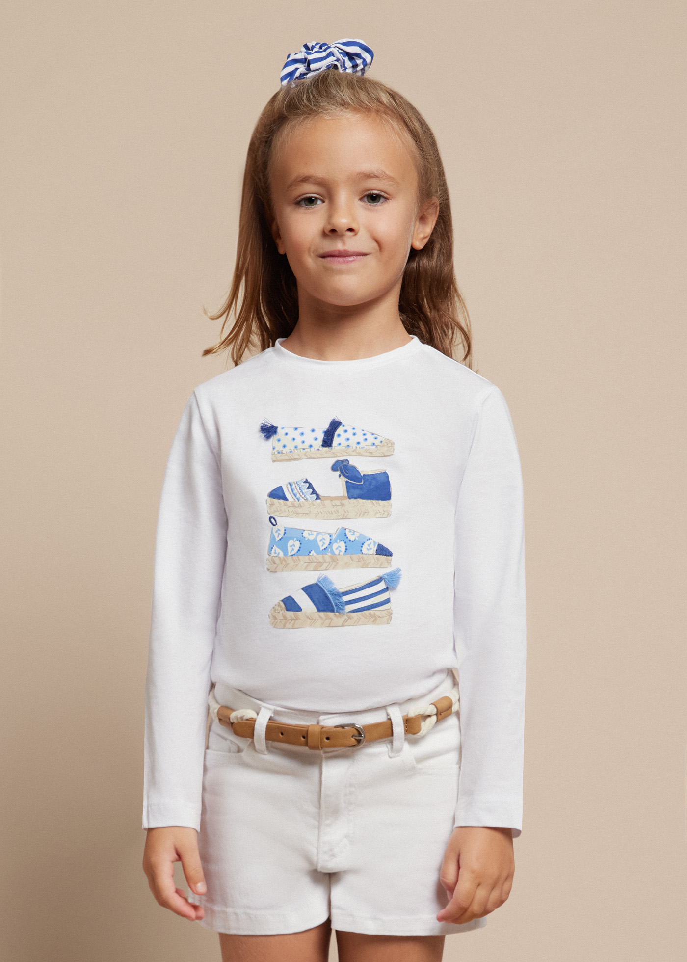 Camiseta infantil Better Cotton com elástico de cabelo.
