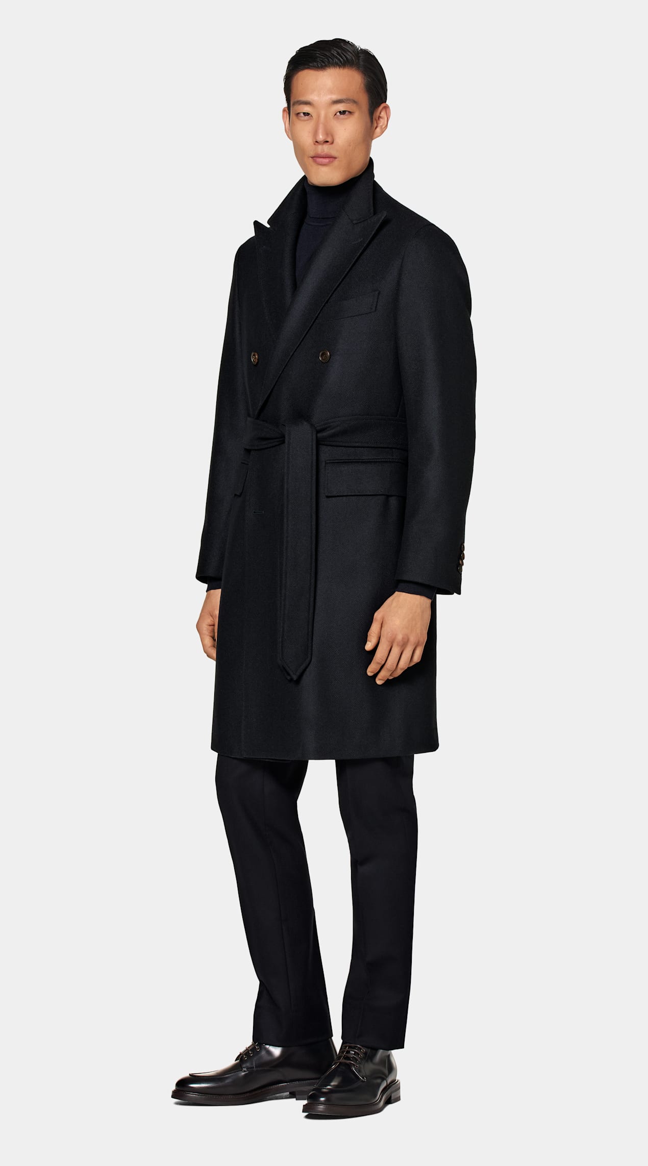 Manteau ceinturé bleu marine à chevrons