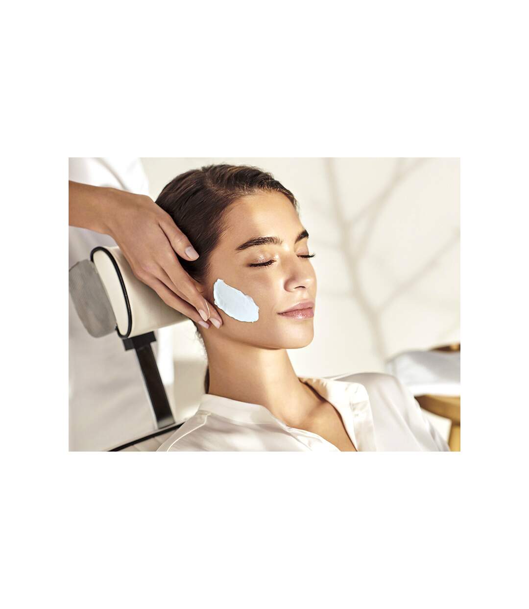 Pause Bien-être en Boutique & Spa Clarins : soin visage et 20€ de bon d’achat sur les produits Clarins - SMARTBOX - Coffret Cadeau Bien-être