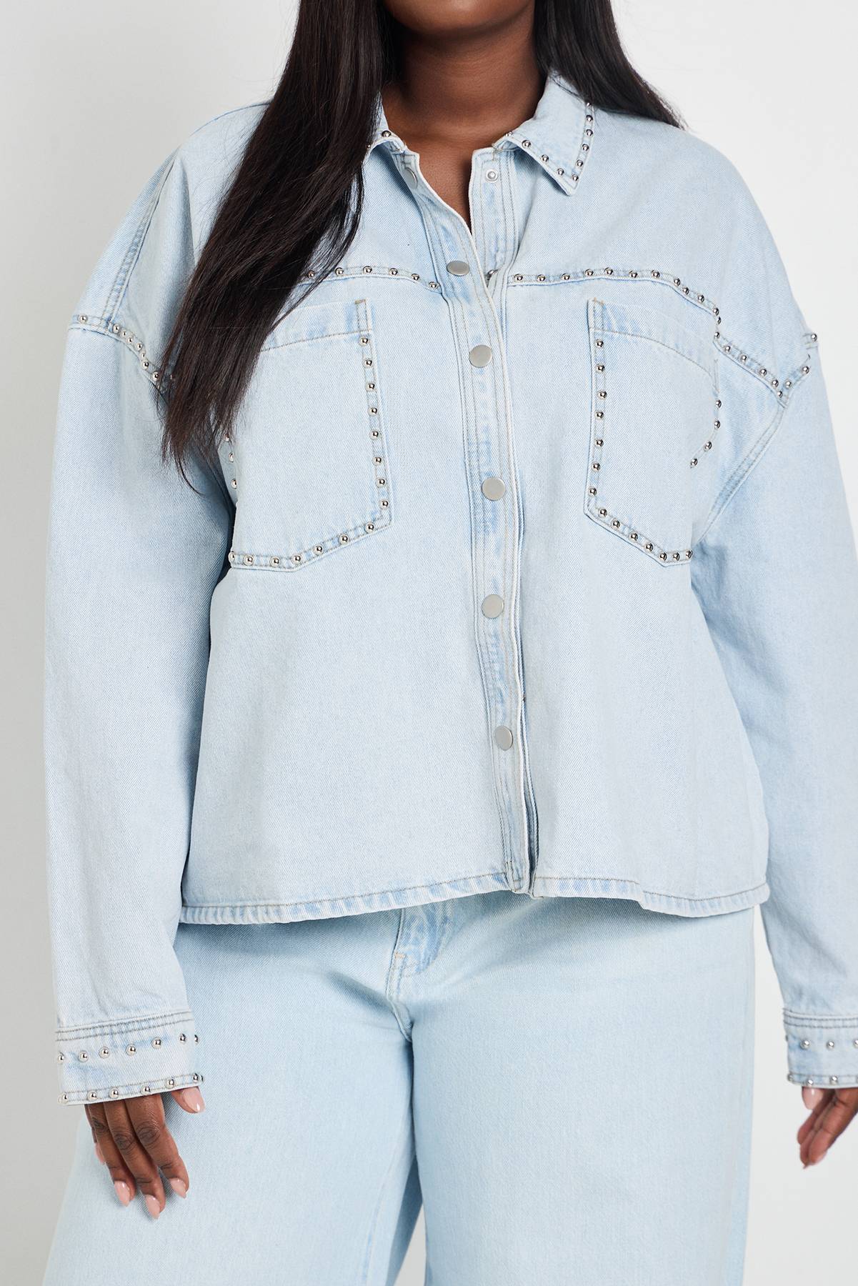 boohoo Veste En Jean Ornée De Clous Grande Taille