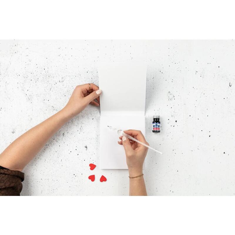 Le Mur des Je t'aime, Set de calligraphie 21x21 cm contenant une plume de verre, un flacon d'encre Rue de la Verrerie 10ml Jacques Herbin, un bloc de 60 feuilles de papier blanc 185g