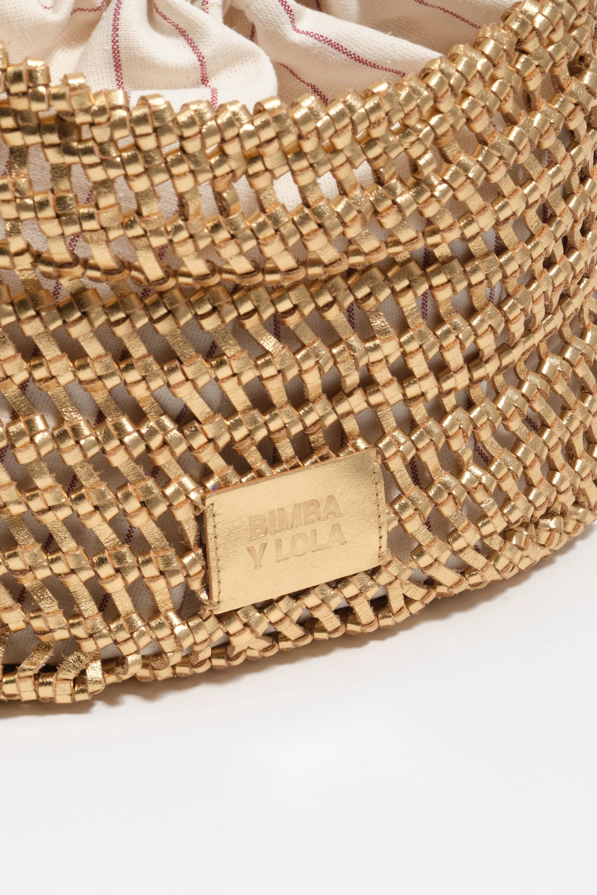 Bolsa média trançada em couro dourado