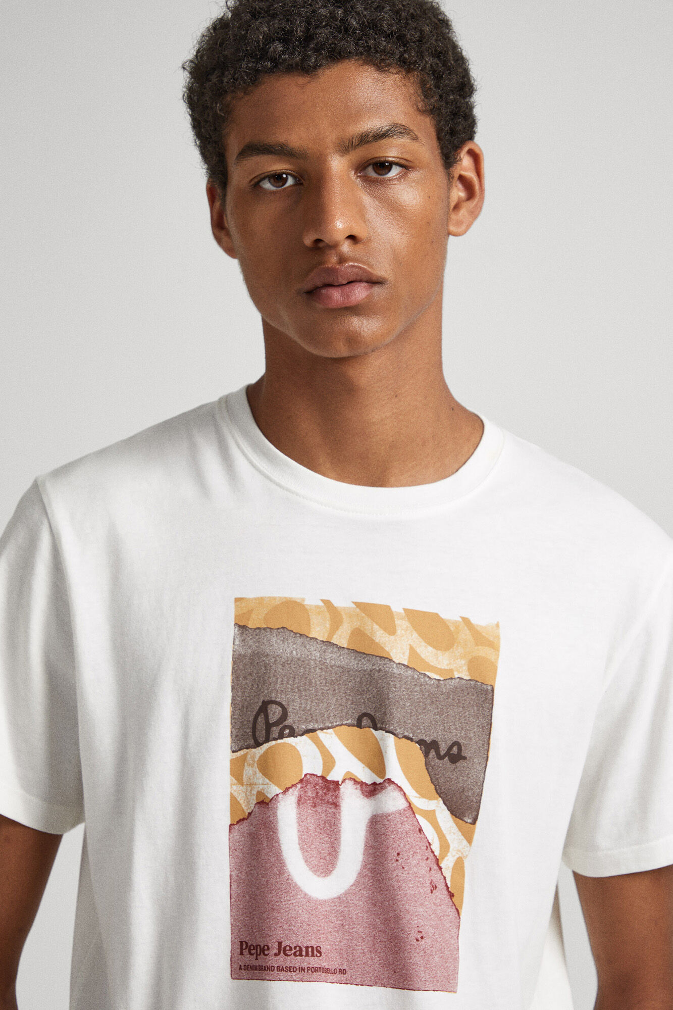 estampa de logotipo em camiseta