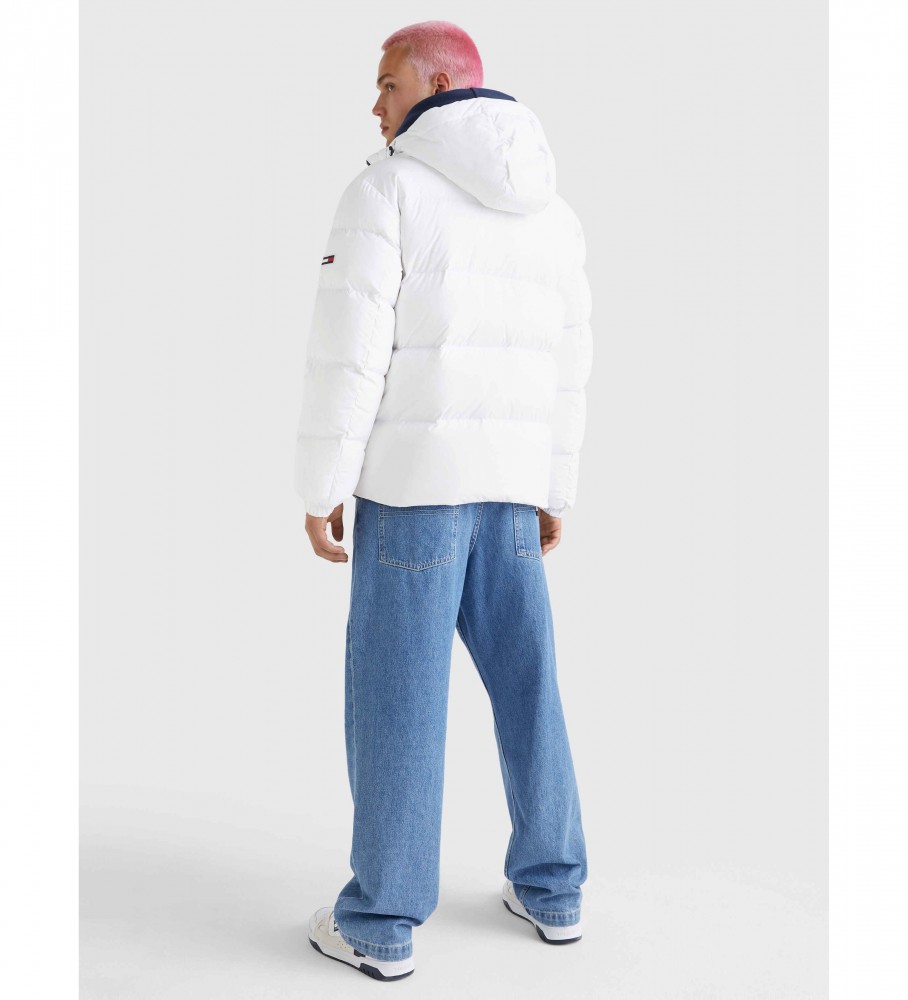 Jaqueta Tommy Jeans de plumas recicladas com capuz, branca