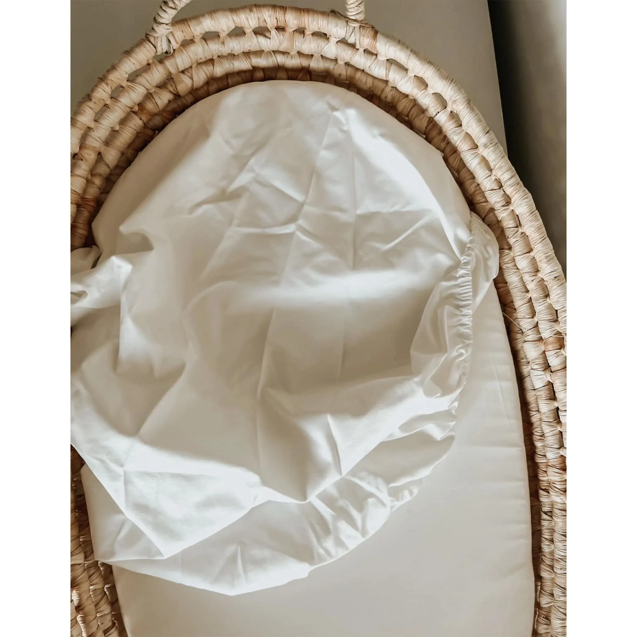Must Be Baby Housse Imperméable pour Panier en Rotin
