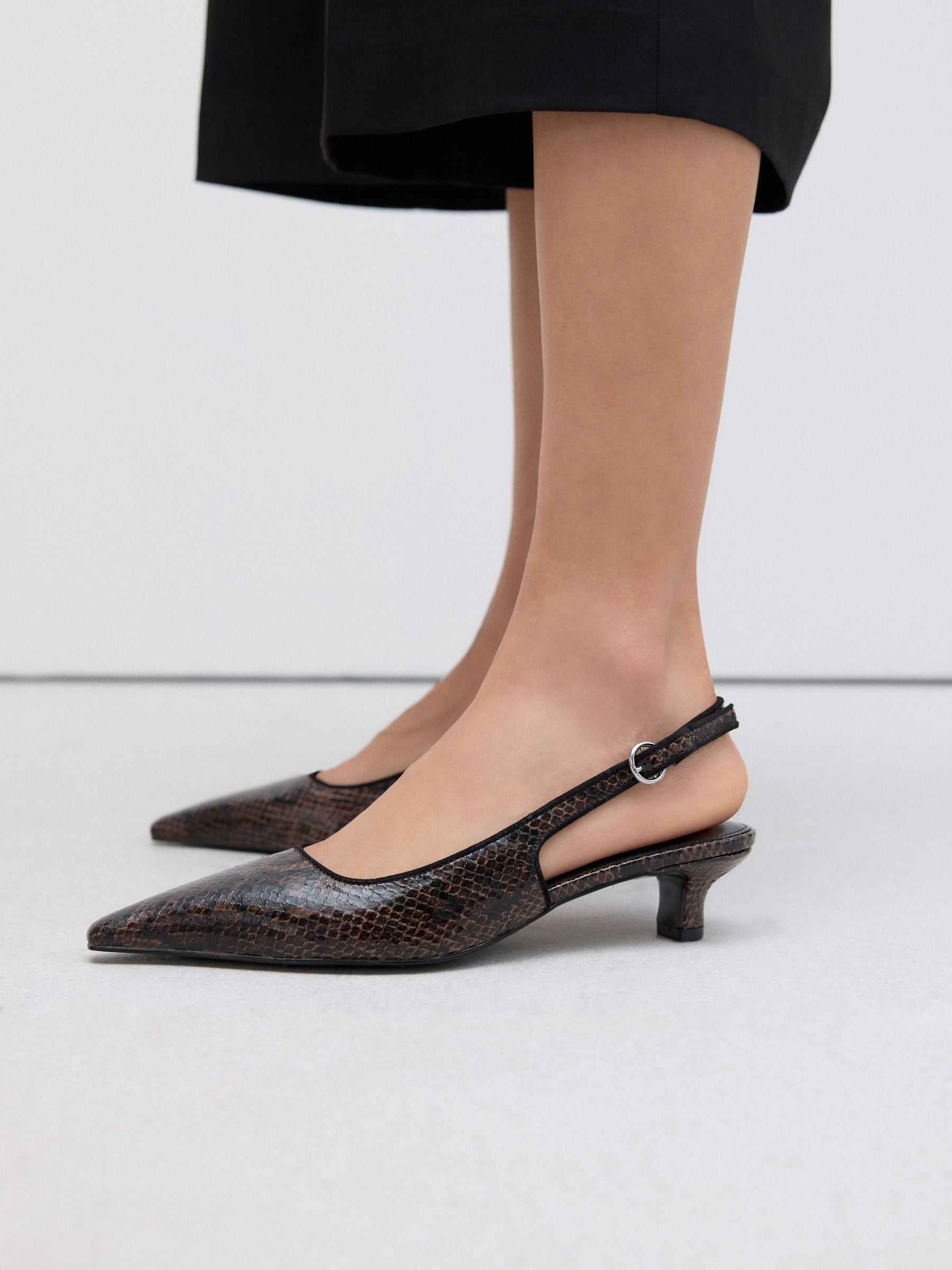 Chocoladebruin Slang - Point Toe Low Slingback Kitten Heels