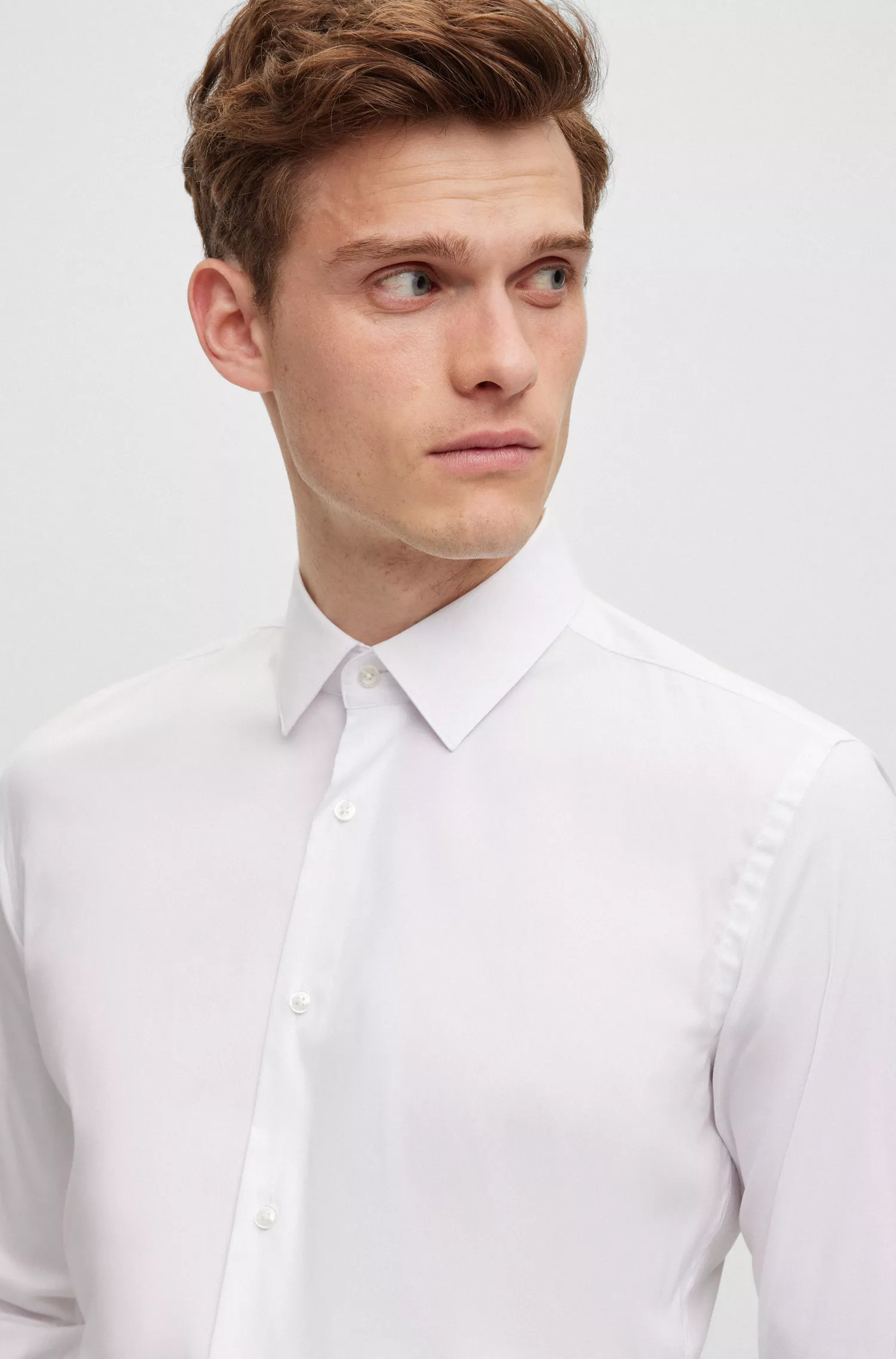 Camisa BOSS preta, extra slim fit, em popeline de algodão misto de fácil de passar.