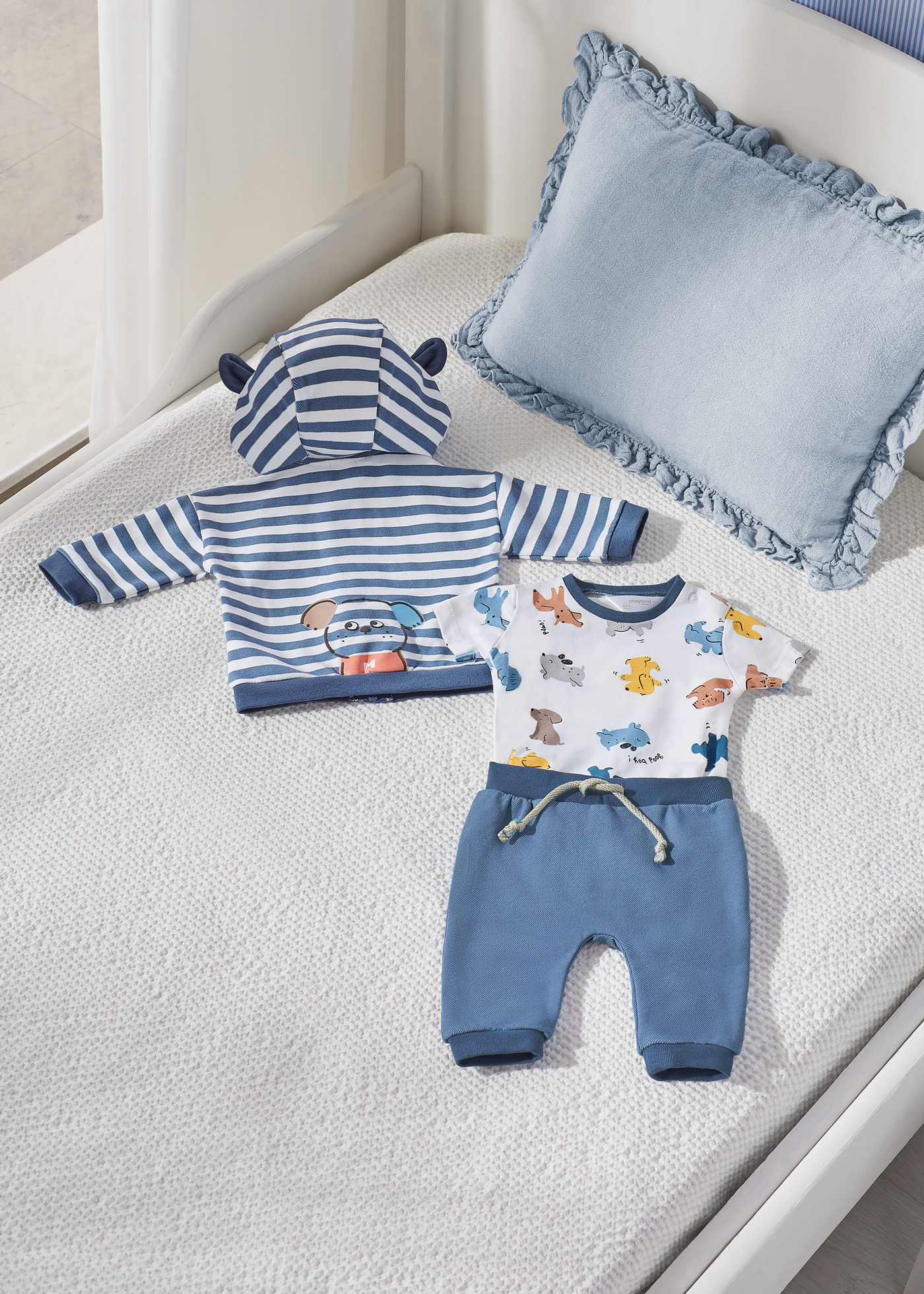 Conjunto de 3 peças em algodão sustentável para recém-nascidos.