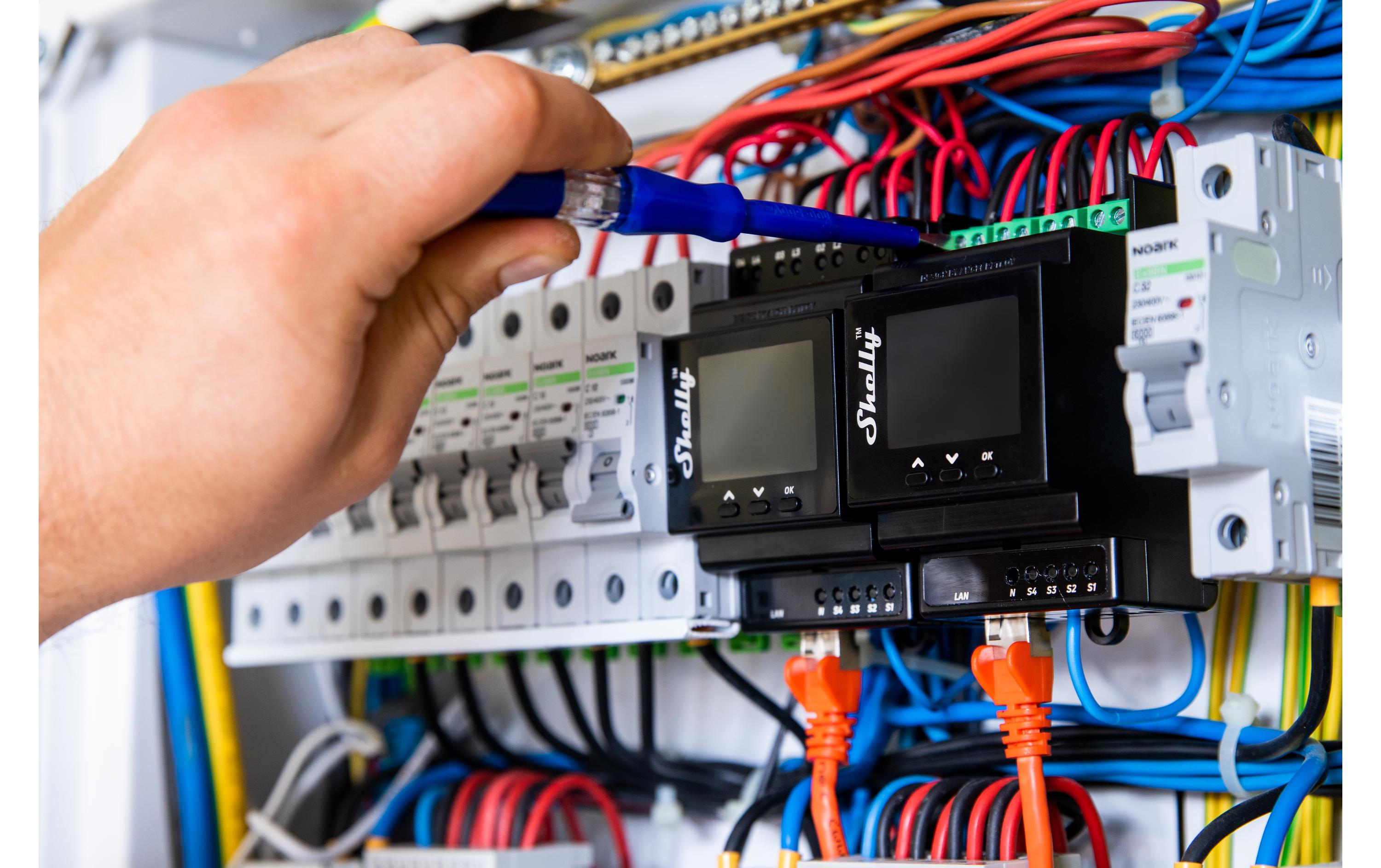 Pro 4PM LAN und WiFi-DIN-Rail Switch<br>LAN und WLAN 4 Kanäle 16 A Schaltaktor, Bluetooth