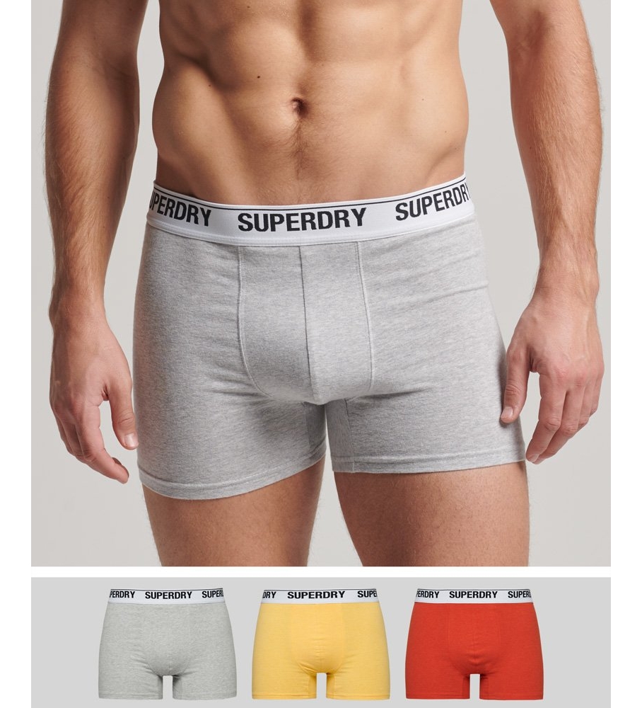 Pacote com 3 cuecas boxer da Superdry com logotipos em amarelo, cinza e vermelho.