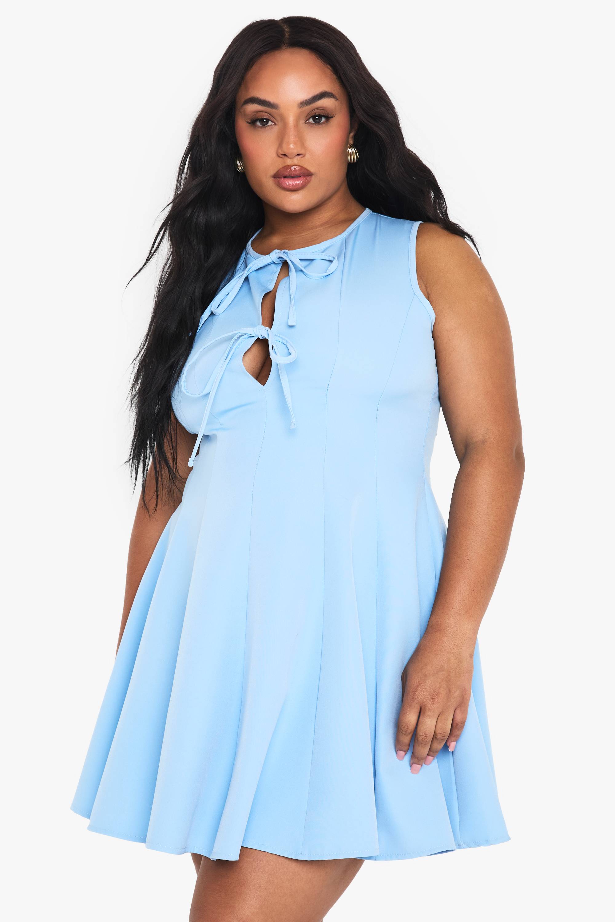 boohoo PLUS ROBE PATINEUSE SANS MANCHES AVEC DÉTAIL NOEUD