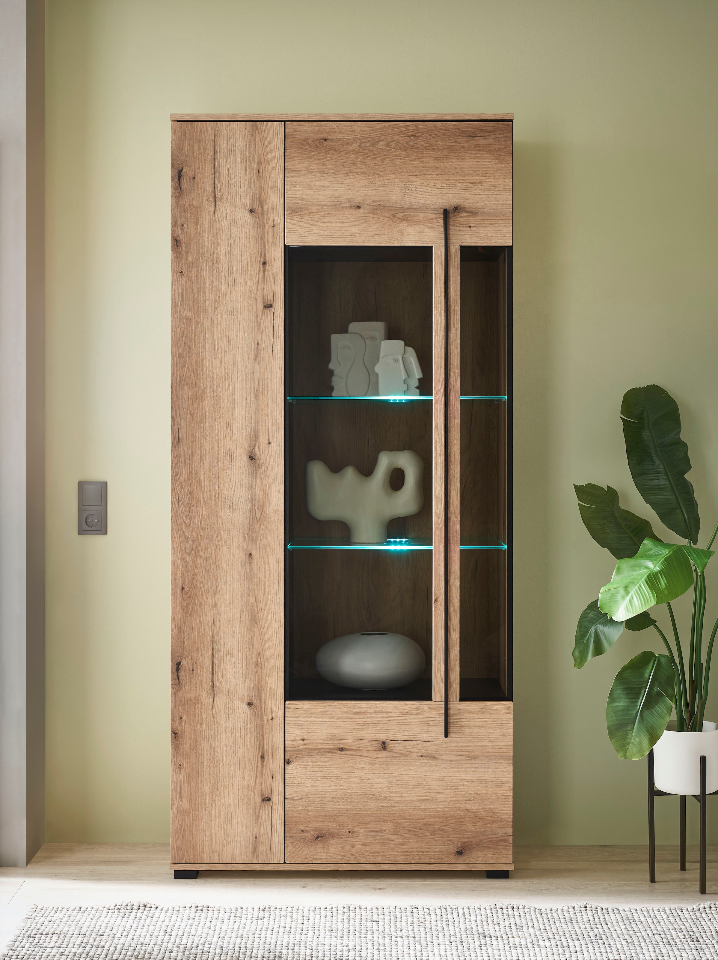 INOSIGN Vitrine »Cantara, Vitrinenschrank in Eiche Evoke oder weiss, Standvitrine« schwarzer Stangengriff, ausreichend Stauraum, vielseitig einsetzbar