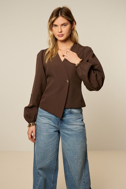 Bruine top met overlap en lange pofmouwen