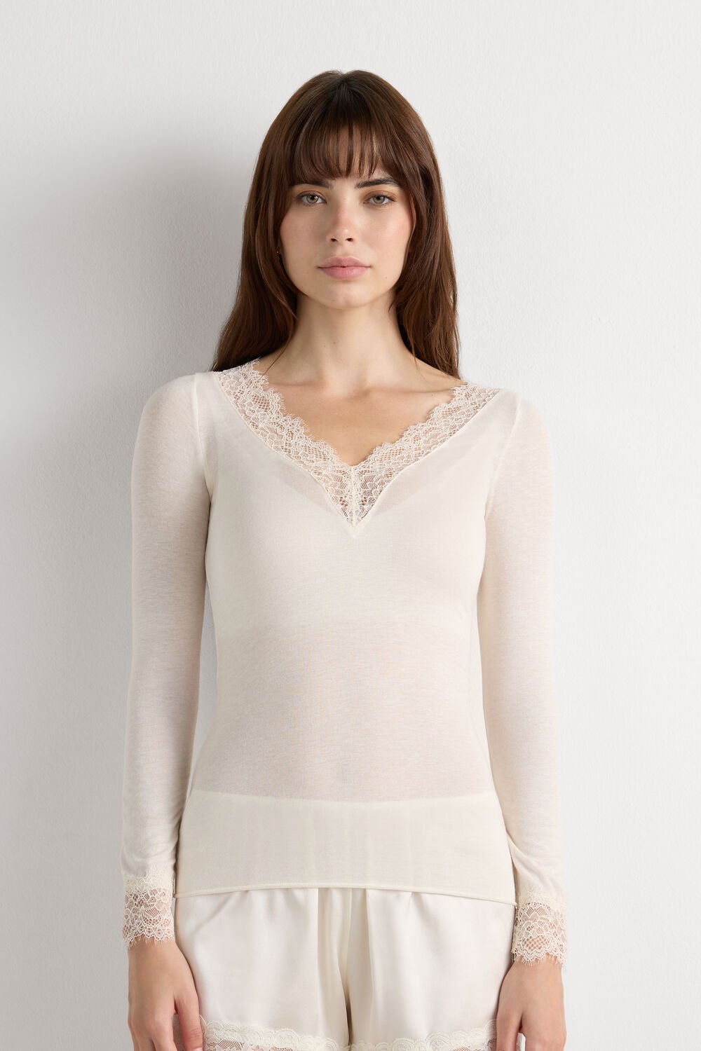 Camisa de manga comprida ultraleve em cashmere com detalhes em renda.