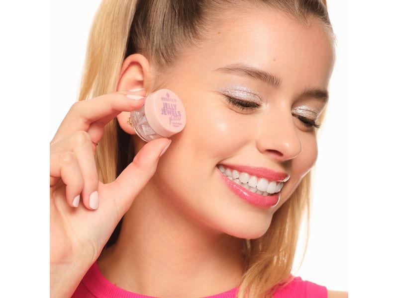 essence Lidschatten Glitter Eyeshadow Topper 02 Celestial S Glitzernder Lidschatten-Topper für ausgelassenen Festivalstimmung