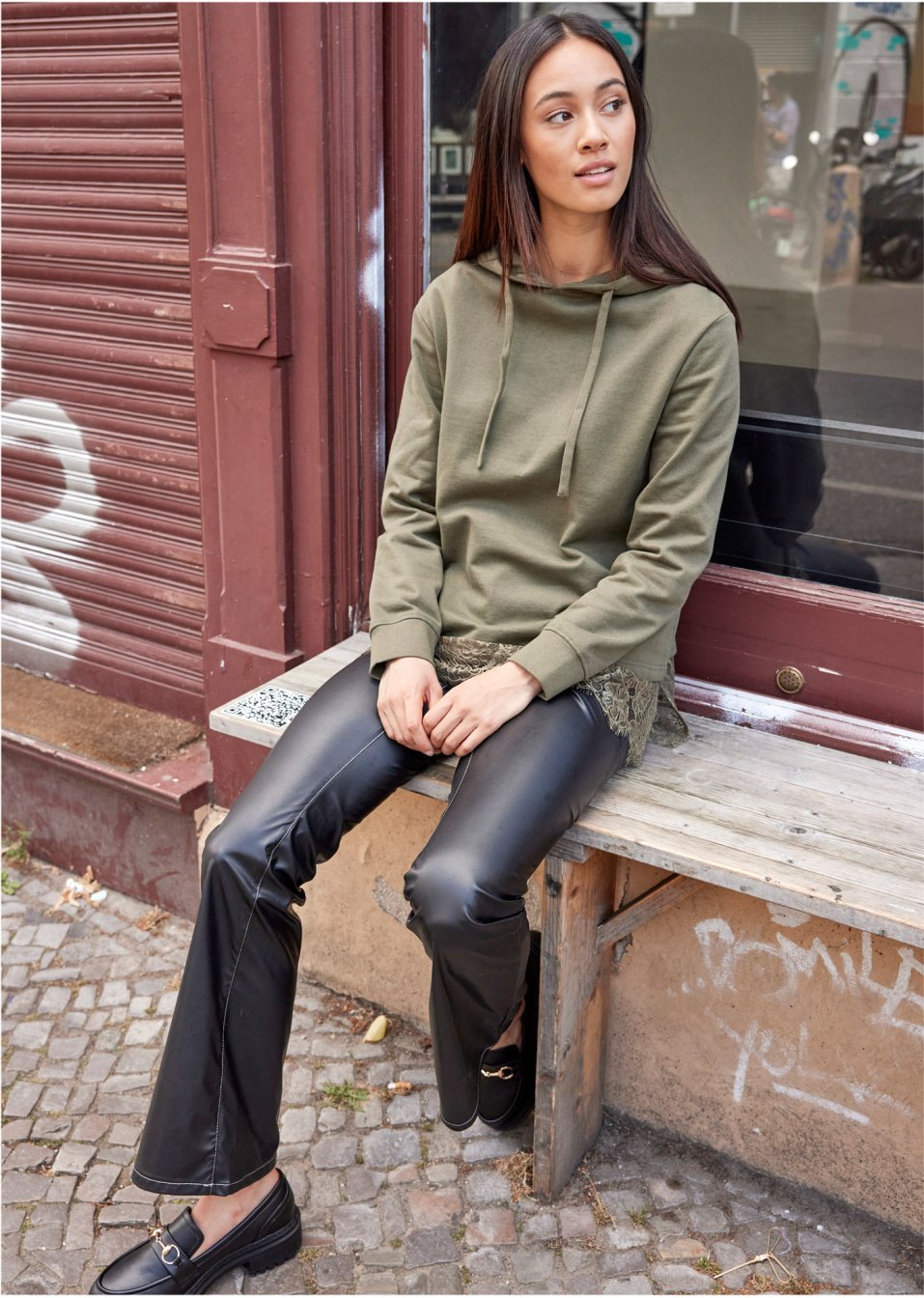Pantalon évasé avec coutures contrastantes