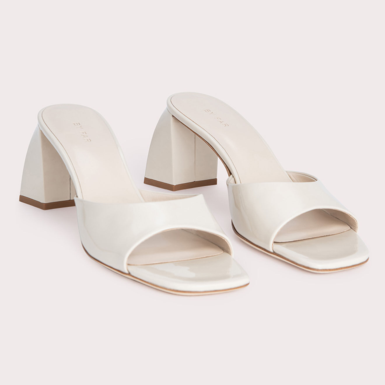 By Far Mules en Cuir verni Romy écrues - Talon 7 cm
