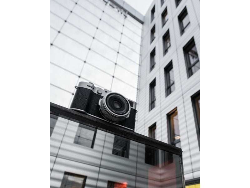 Fujifilm Fotokamera X100VI Silber Kompakte Digitalkamera mit anspruchsvollem Design und intuitiver Bedienbarkeit