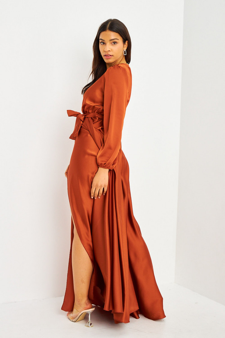 Robe longue cuivrée satinée ceinturée