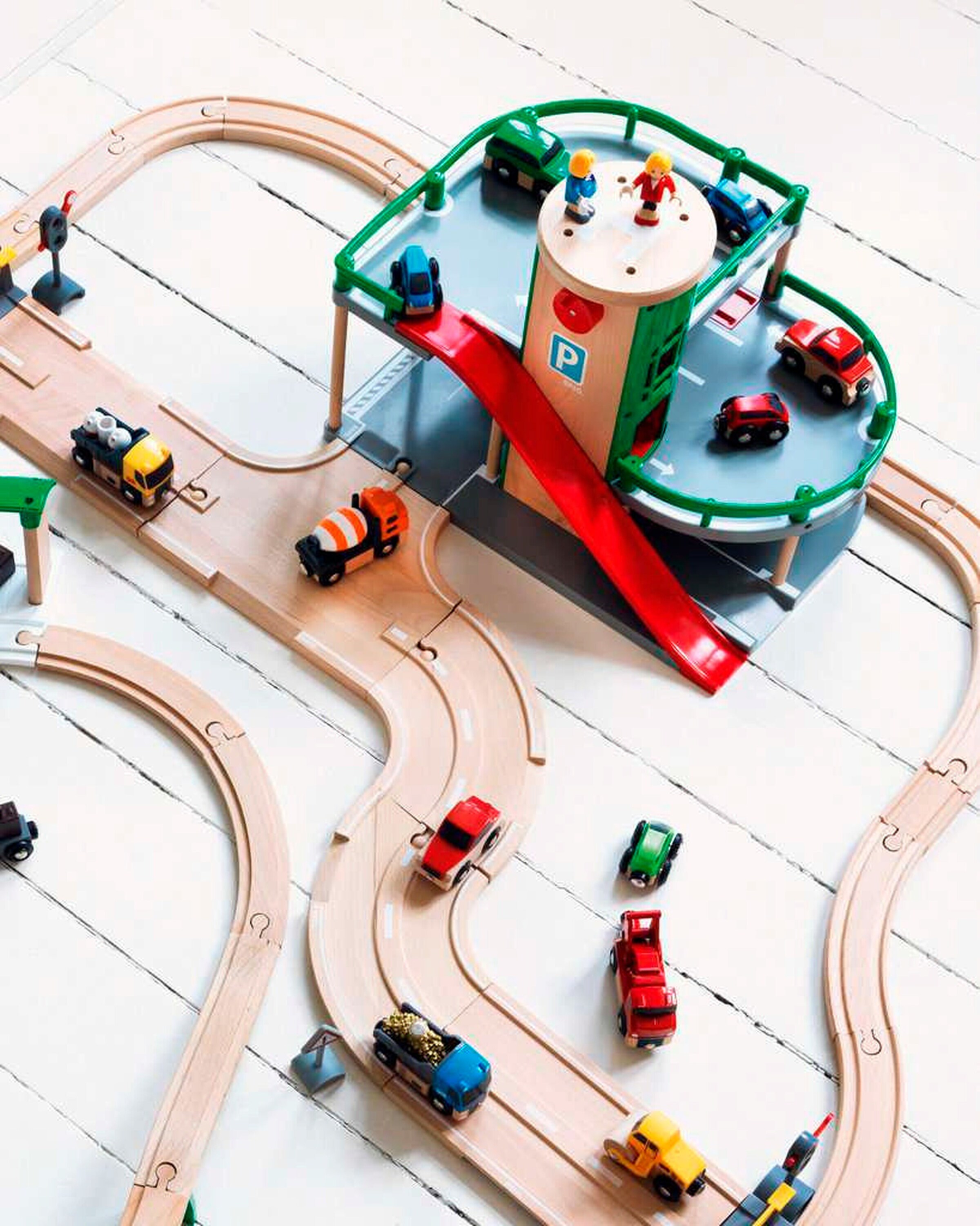 BRIO Parkhaus, Straßen & Schienen