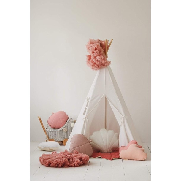 Tente tipi avec tapis blanc