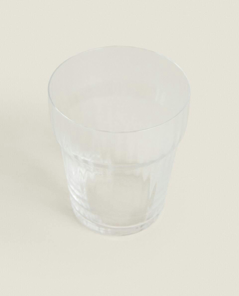 Copo de vidro com design de linhas