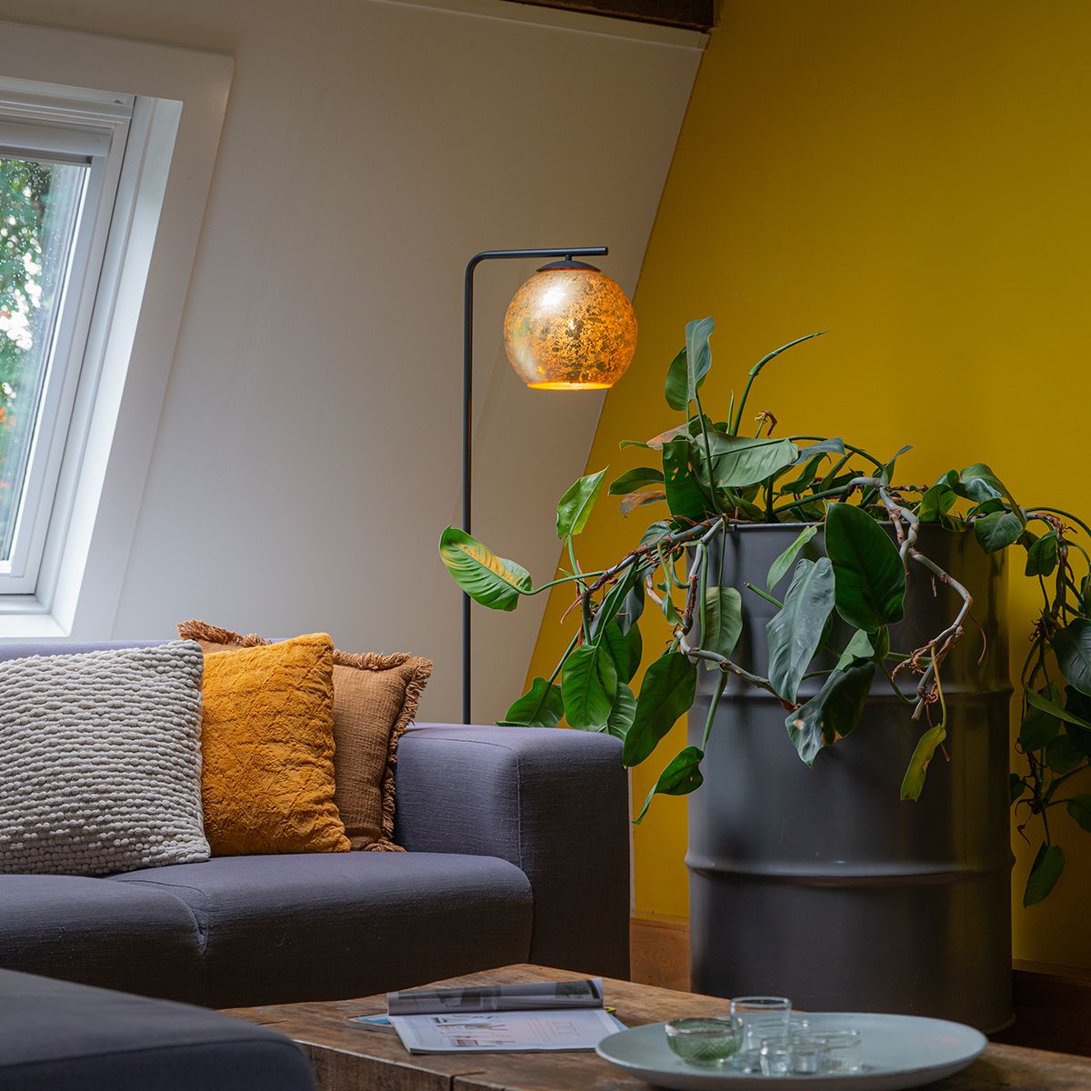 Design vloerlamp zwart met goud glas - Bert