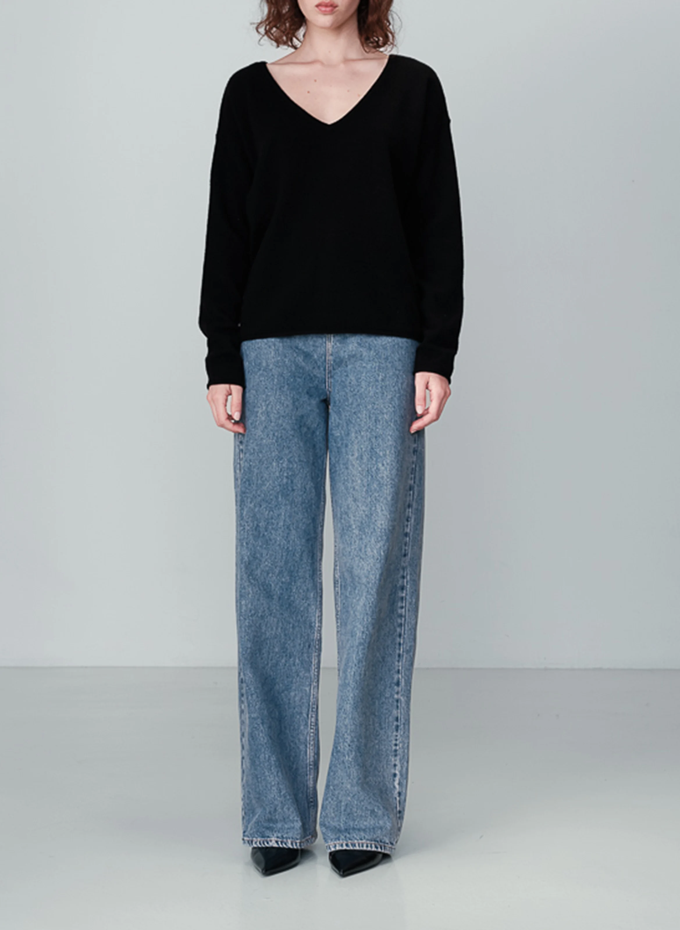NAO - Pull col V ample en laine et cachemire mélangée | Noir
