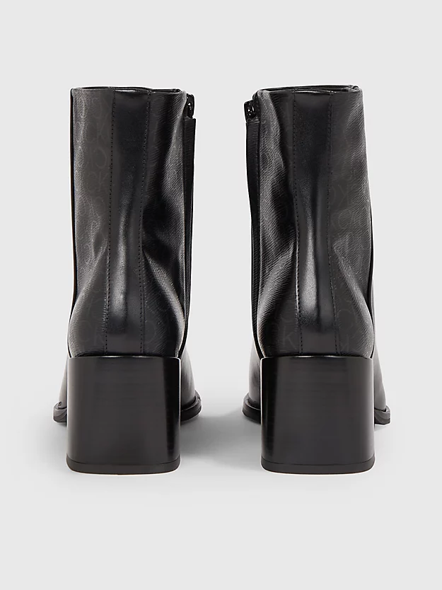 Botas de cano curto com logotipo e salto de couro.