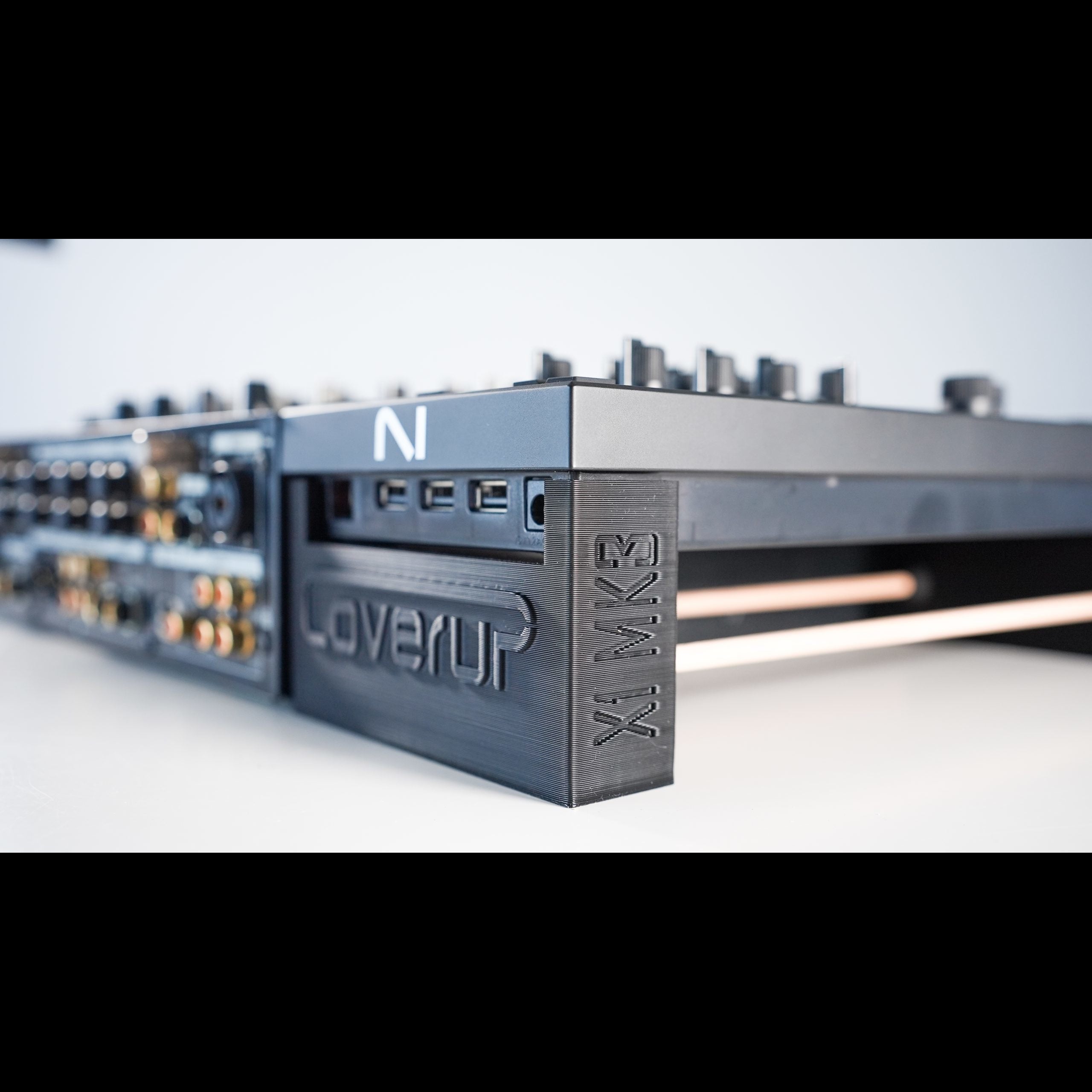 Coverup desktop statief voor Traktor X1 MK3