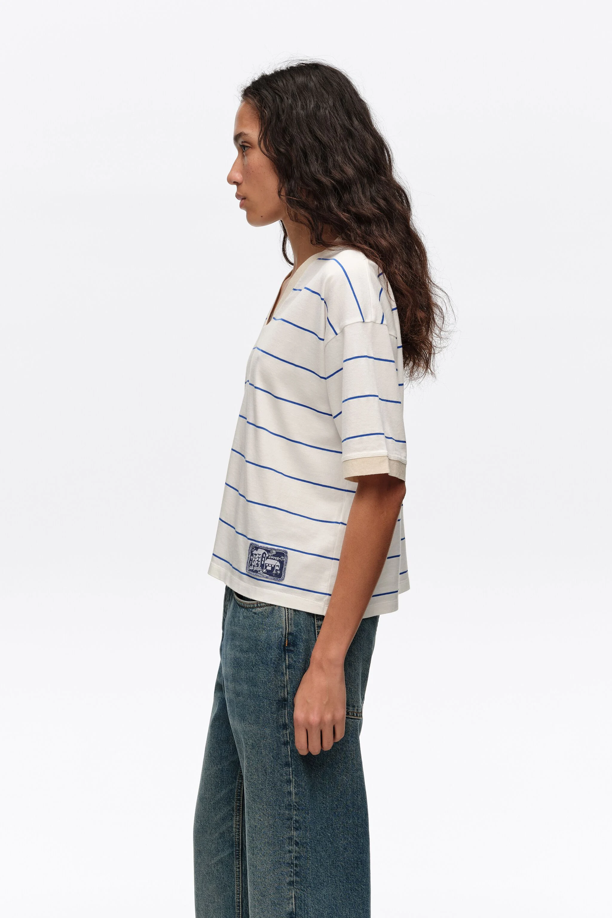 Camiseta branca listrada de algodão com alças finas