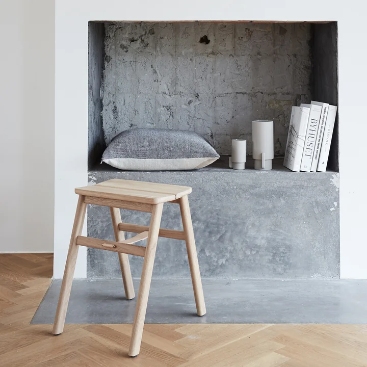 Form & Refine - Angle Hocker, Eiche