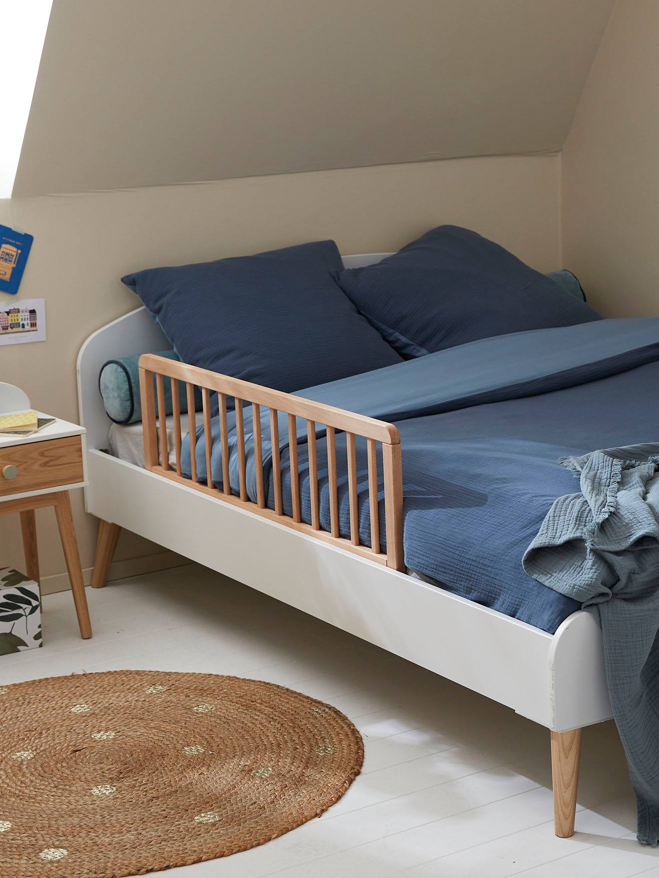 Grade de cama de madeira lisa bege claro