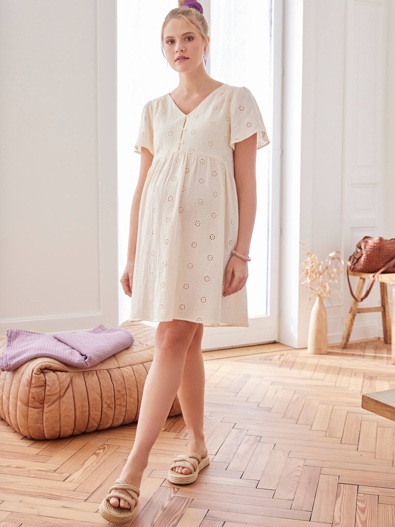 Vestido de maternidade e amamentação em chiffon de algodão cru bordado.