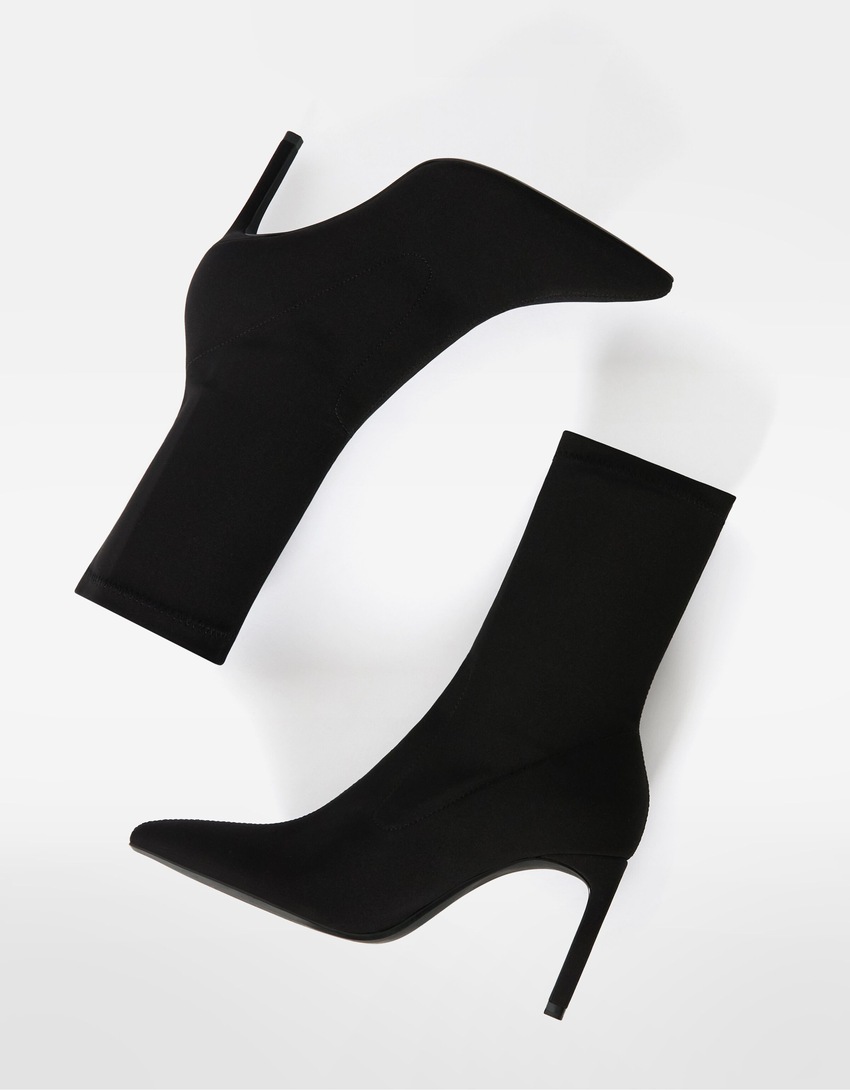 Botas de cano curto com salto alto e modelagem ajustada