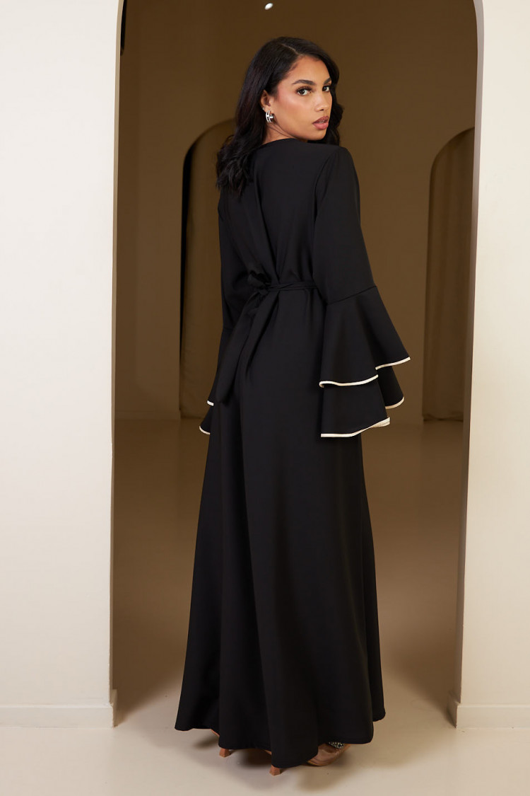 Robe noire ceinturée à manches à volants