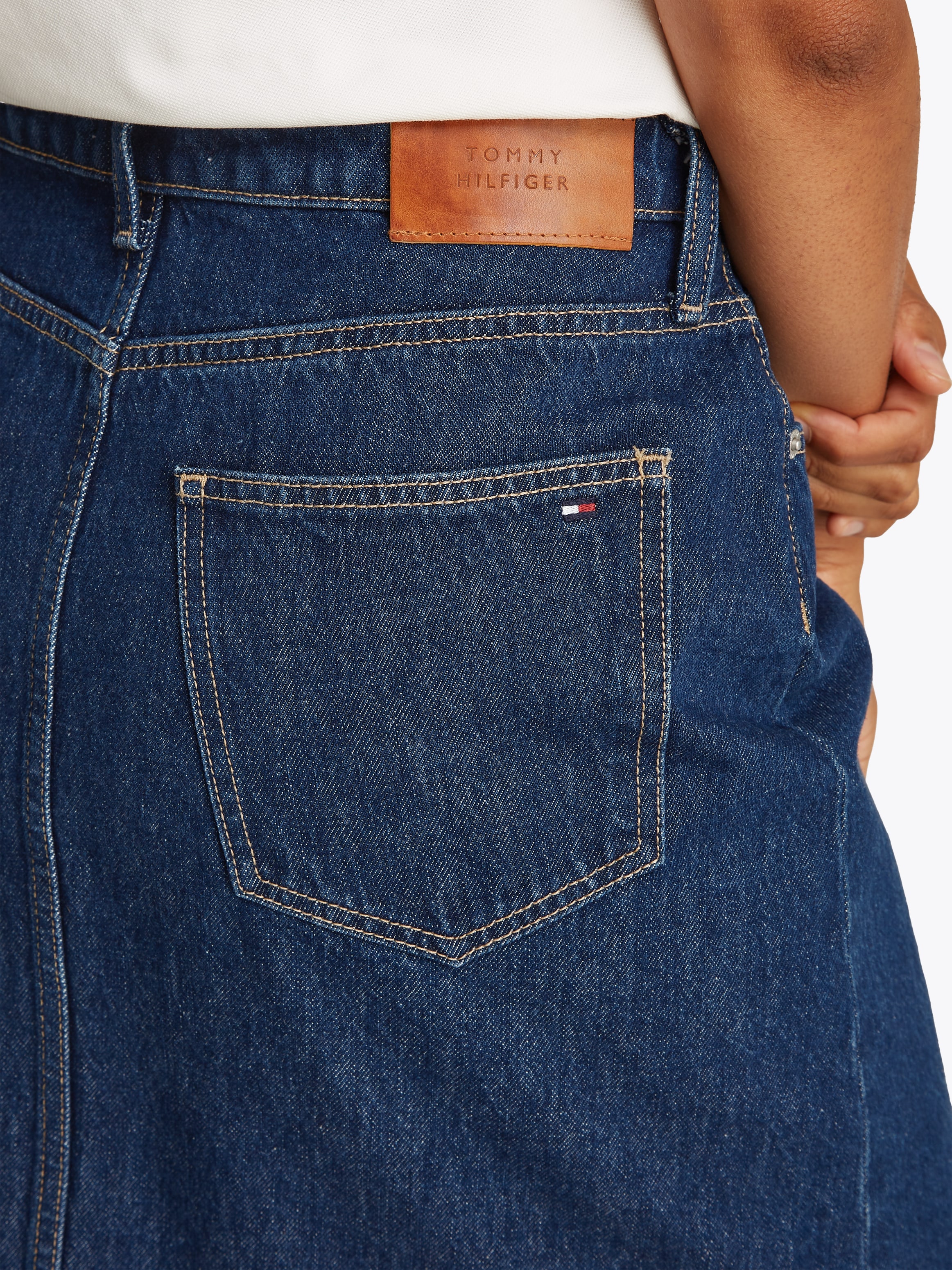 Tommy Hilfiger Jeansrock »DNM KNEE STRAIGHT SKIRT RW ACE« mit Schlitz vorne, mit Nieten