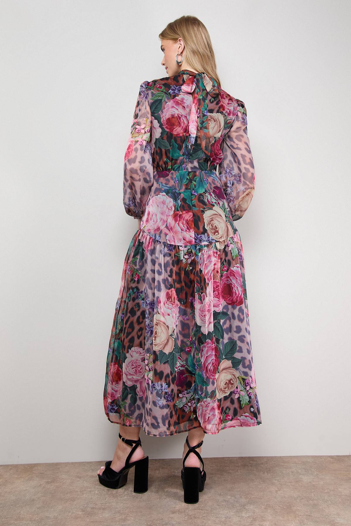 Oasis Robe Maxi à Manches Longues avec Taille Courbée Tombante Imprimée