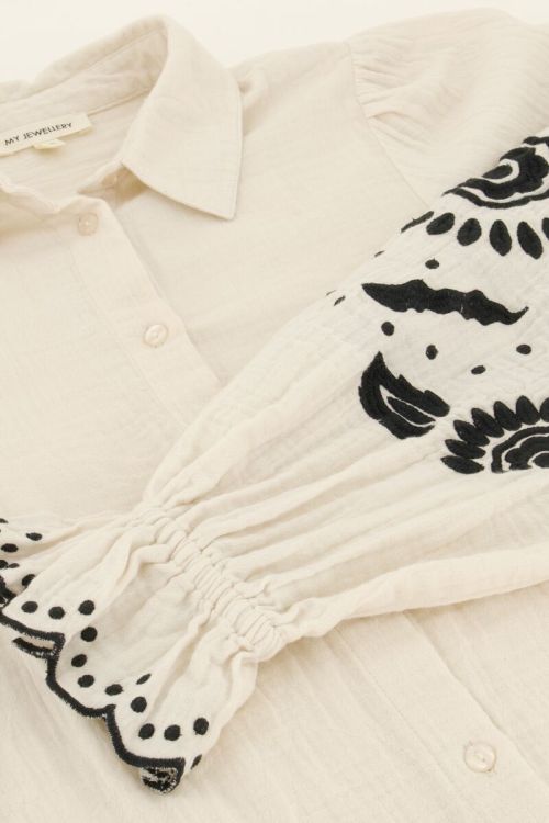 Witte blouse met zwarte embroidery