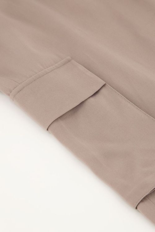 Taupe cargo wide leg met satijnen look