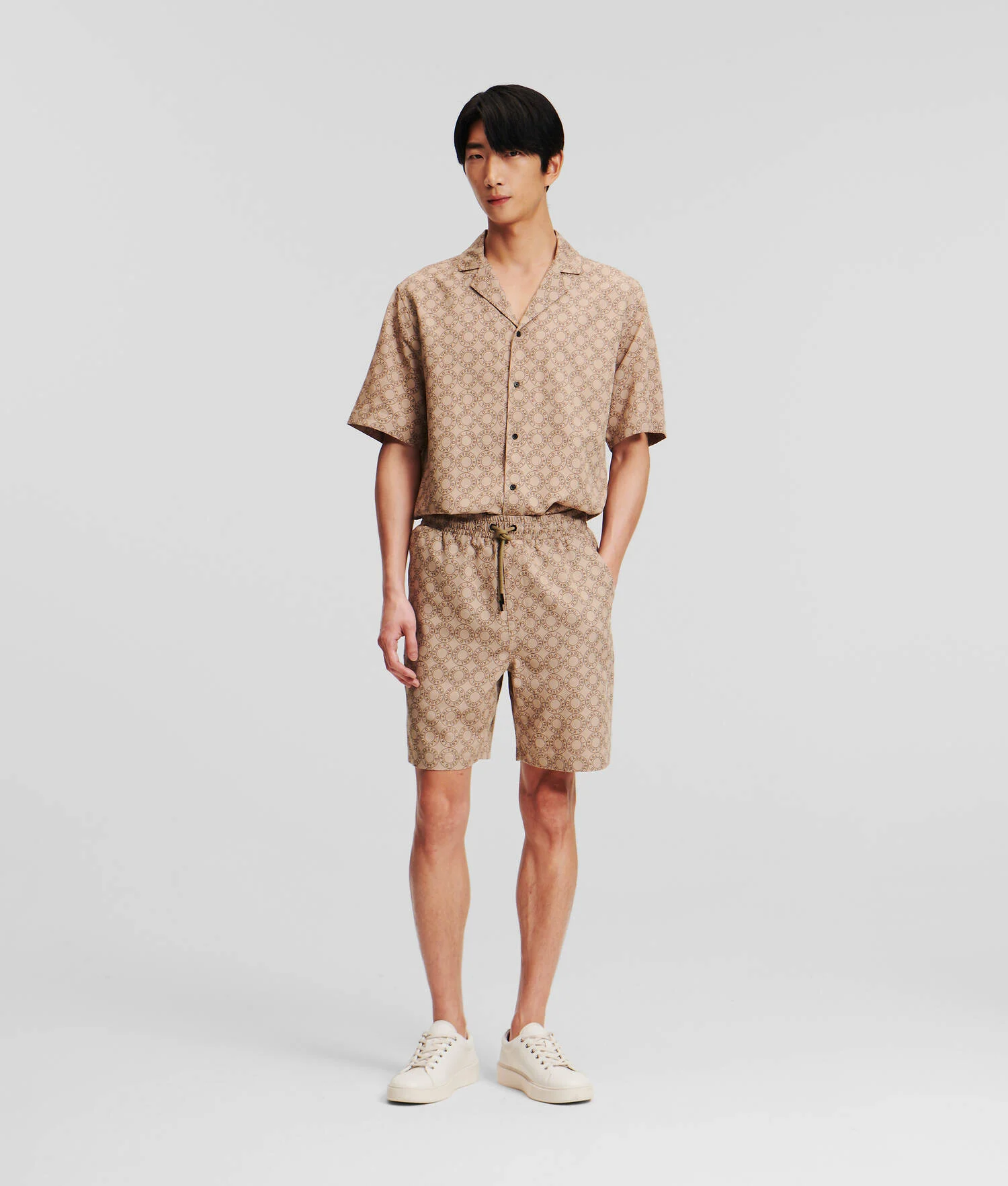 SHORT AVEC LOGO ROND