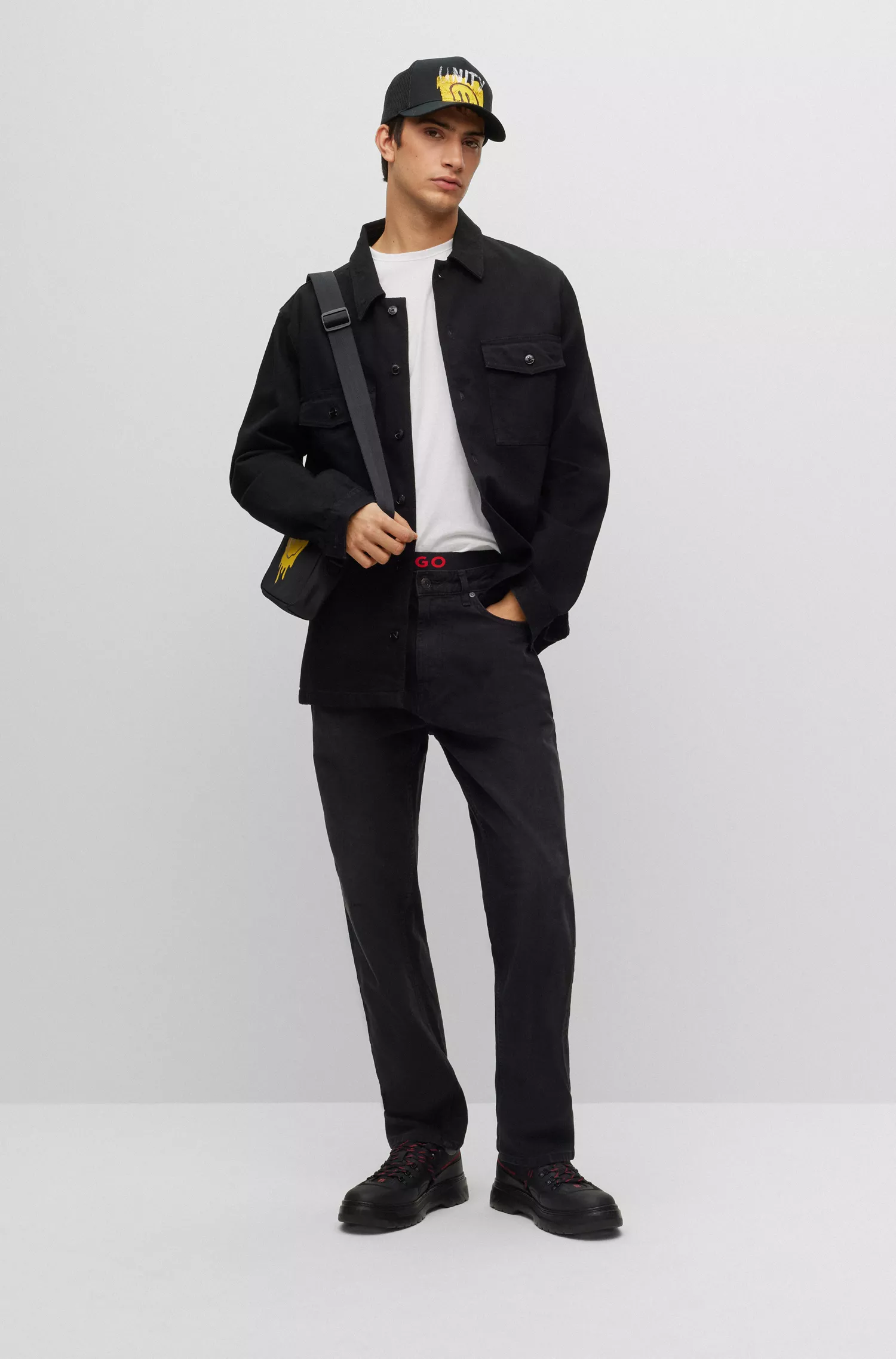 Sobretudo HUGO vermelho de modelagem oversized em denim com estampa de rabiscos nas costas.