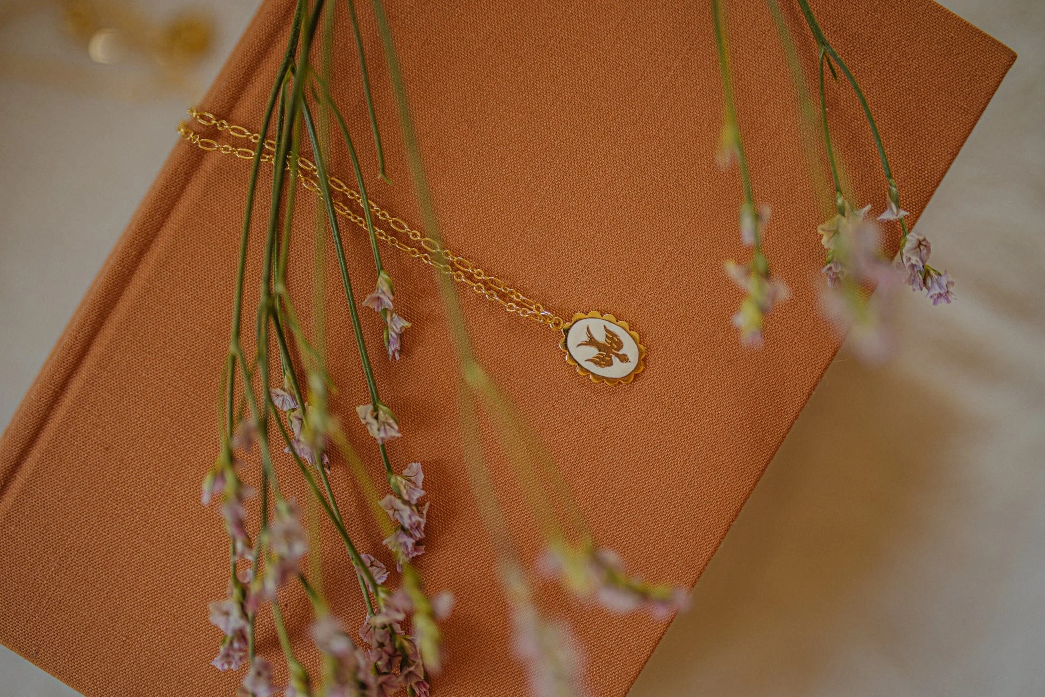 THÉMIS - Collier colombe doré à l'or fin | Blanc