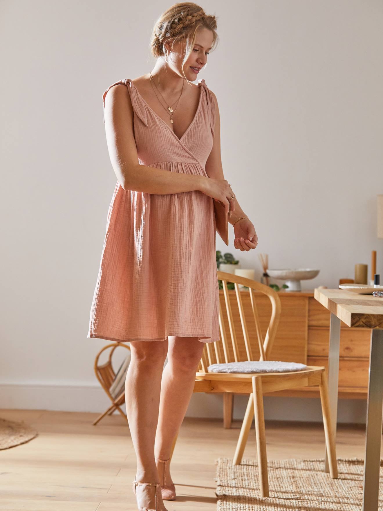 Vestido curto de chiffon de algodão, estampa bege claro, ideal para gestantes e lactantes.